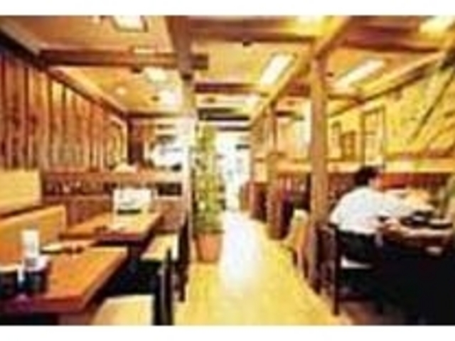 なごみの空間は、会社帰りのOLに人気_鳥から揚げ・焼鳥・おでん酒場 地鳥庵 万代店