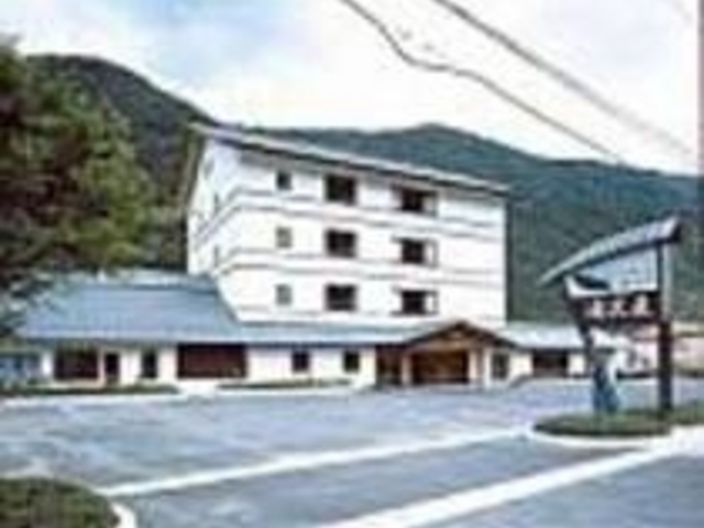 すぐそばを陸羽西線の列車が走り過ぎていく_臨江亭 滝沢屋