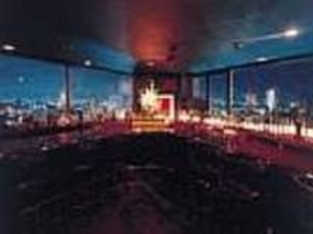 カウンター奥の大きな窓から夜景を楽しもう_Bar Top Six