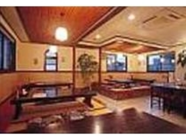 座席のほかに現代的デザインのテーブルも_久寿屋
