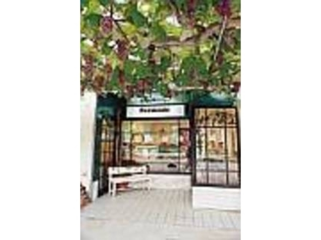 ぶどう園の中にたたずむ、かわいらしいお店_カフェ ぶどうの木