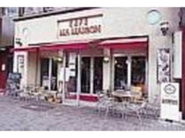 ガラス張りで明るく、家具もおしゃれなお店_カフェ マ・メゾン