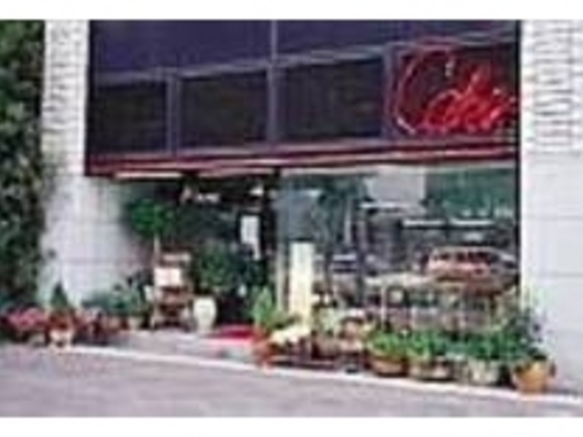 店内には、イートイン用のテーブルもある_KLEE