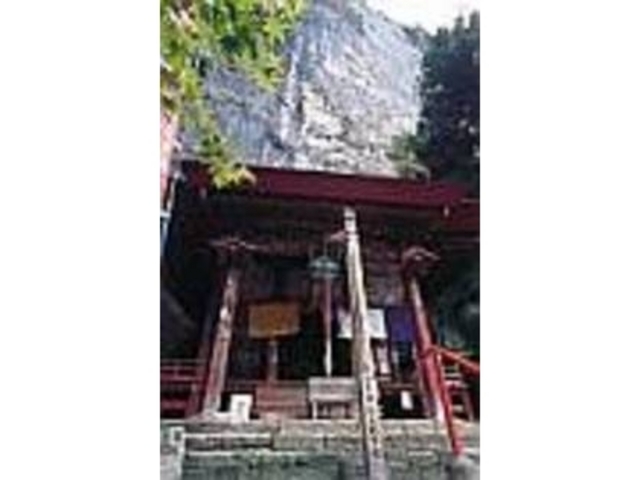 白い石灰岩の岩陰には遺跡も発掘されている_橋立堂