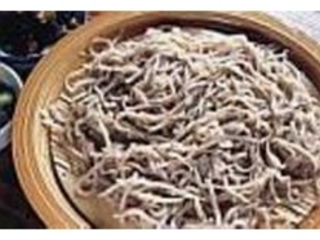 そばは量が多め。薬味を付けていただく_土津園