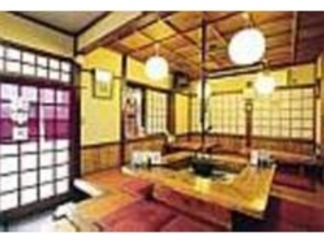 いろりを設けた、落ち着ける店内だ_田中屋