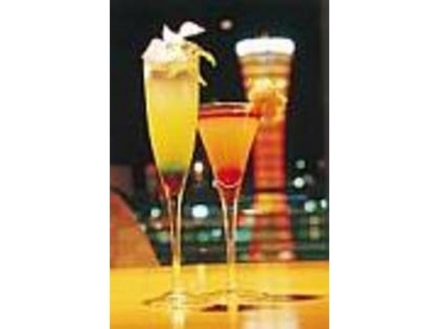 カクテルと一緒に煌めく夜景も楽しめる!_バー VIEW BAR