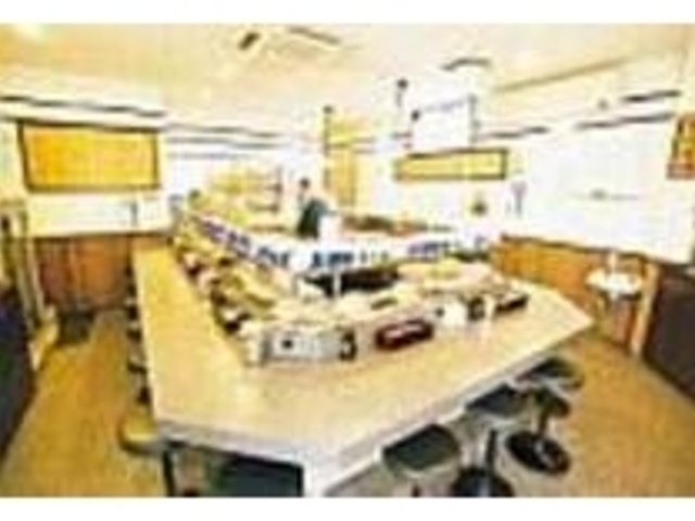 回ってるのもいいけど注文は直接してもいい_まわる寿司市場 長浜店
