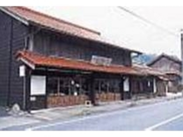 軒先で和紙のお面が揺れる店構えもいい_喜多屋
