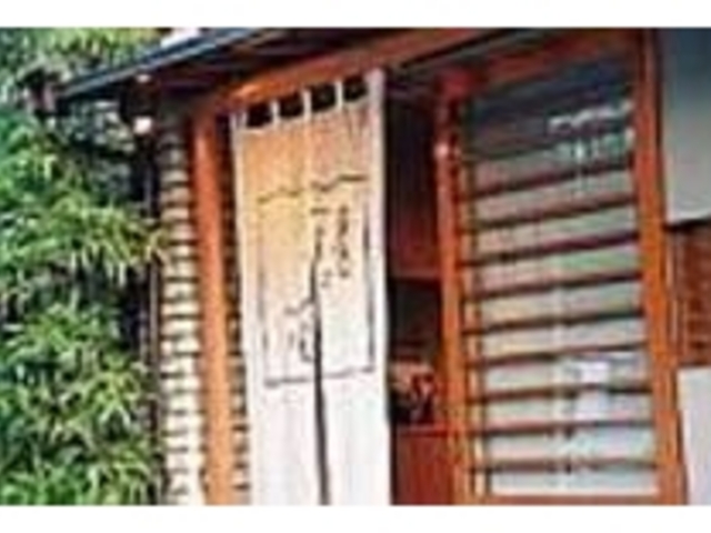カウンター中心で家庭的な雰囲気のお店_京は花
