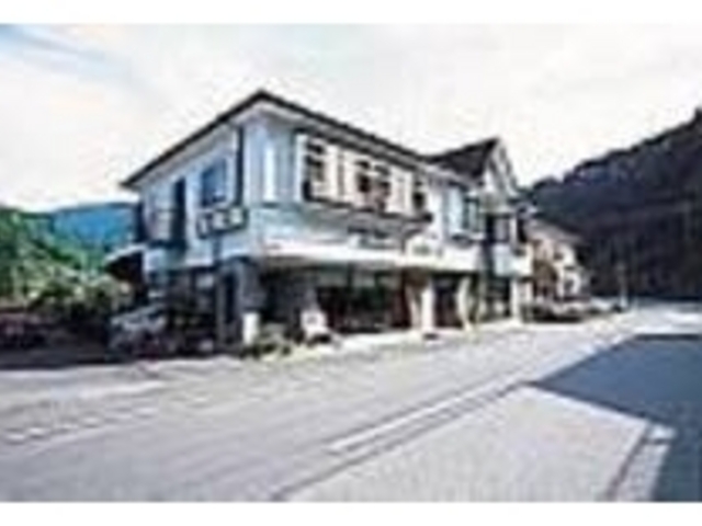 白い壁を目印にして、お店を探そう_レストラン&ペンション とおせんぼ