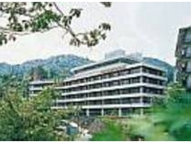 山の近くにたたずむ、大きな建物だ_奥の坊