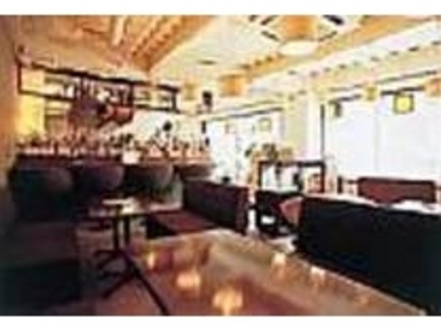 モダン空間で、ほっこり和める店内_Logos Cafe