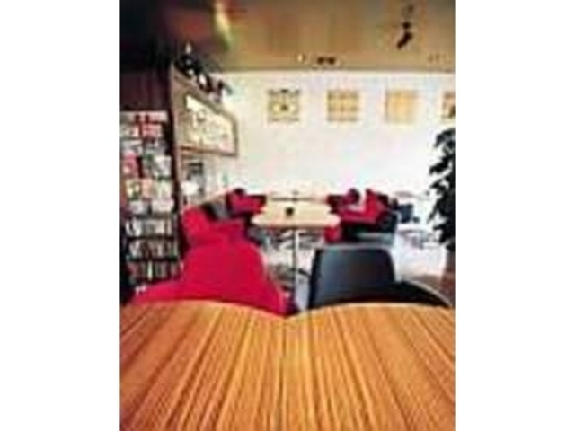 赤い椅子が店内のアクセントになっている_Platonic Cafe