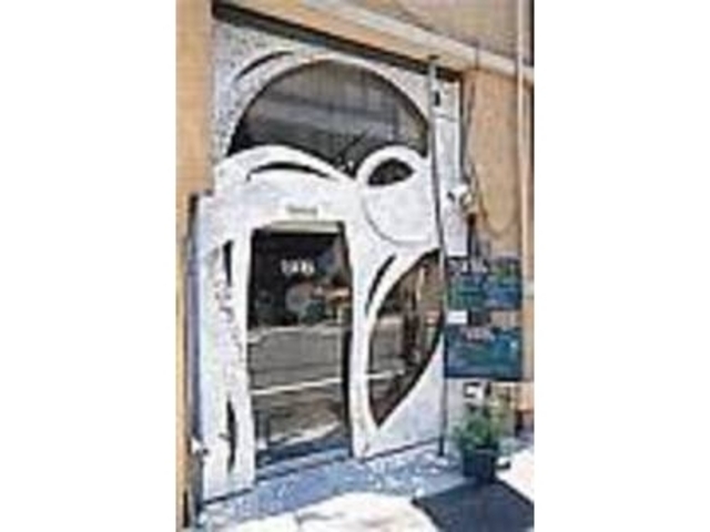 しっくいの壁に色とりどりのタイルが目印_京都三条ラジオカフェ
