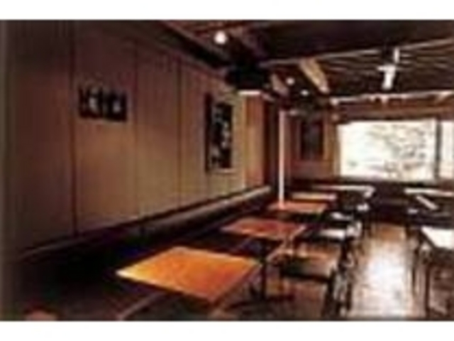 どことなくオリエンタルな雰囲気の店内_KU cafe