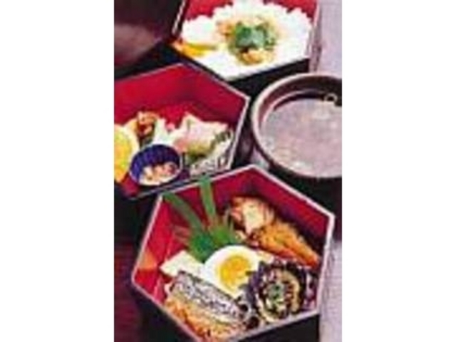 たに川三段弁当(並)は1050円_食楽 たに川 散歩道店