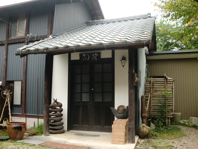 ギャラリーも併設。亀井幸一・桂子の作品を展示。_陶芸工房 陶酔