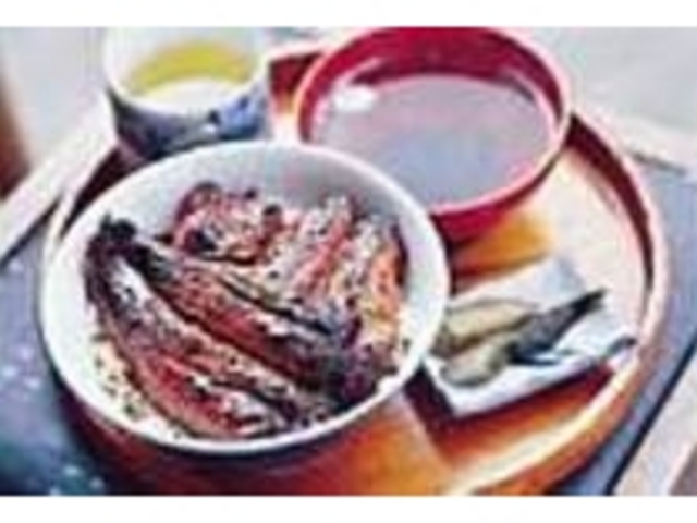 丸々一匹盛られてボリューム満点の『鰻丼』_うなぎの田代