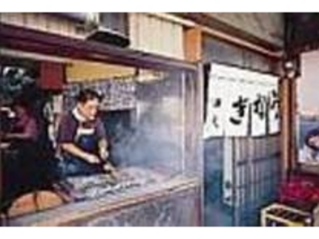 店先で、生きたうなぎをさばき備長炭で焼く_うなぎの田代