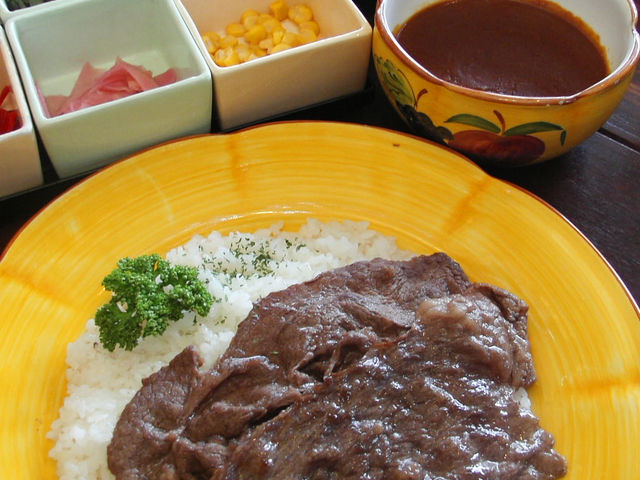 近江牛の特製カレーは大小屋自慢のメニューです。6種類のトッピングとサラダが付きます。_大小屋
