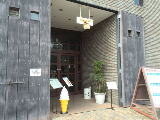 階段を上がると広々とした入口です(車椅子などをご利用の方は、店舗右側のスロープの上に駐車スペースがあり、段差なく入口へ回っていただけます)。_大小屋