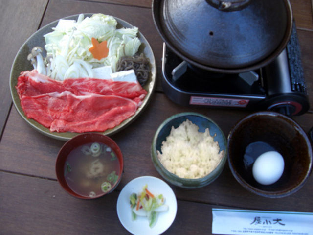 近江牛を使ったすき焼き鍋は、上質の近江牛を、当店独自の割り下で煮こむ、他では味わうことのできない逸品です。_大小屋