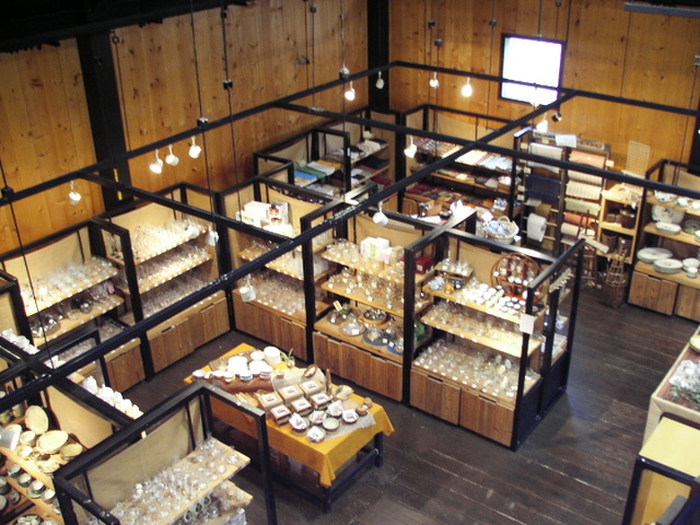 また陶以外にも、ガラス・木工・布・紙製品など様々な素材のアイテムを皆様の生活に提供いたします。_大小屋