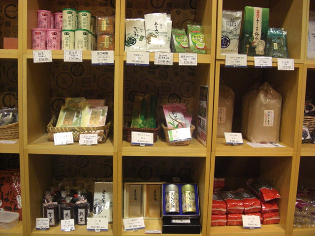 お土産に嬉しいお菓子・地元の名産品もたくさんあります。_大小屋