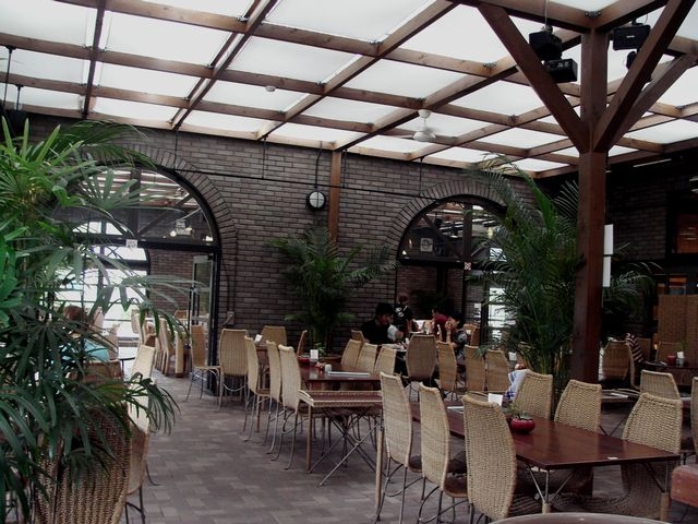 カフェレストランには室内席のほか、テラス席もあります。_大小屋