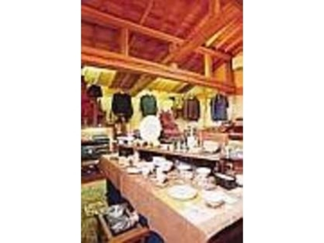 地元作家から全国・海外の作品が並ぶ_器屋