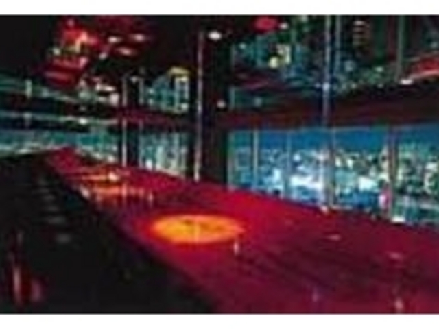 前面ガラス張りの窓一面に映り込む夜景_Drinking Club MOON