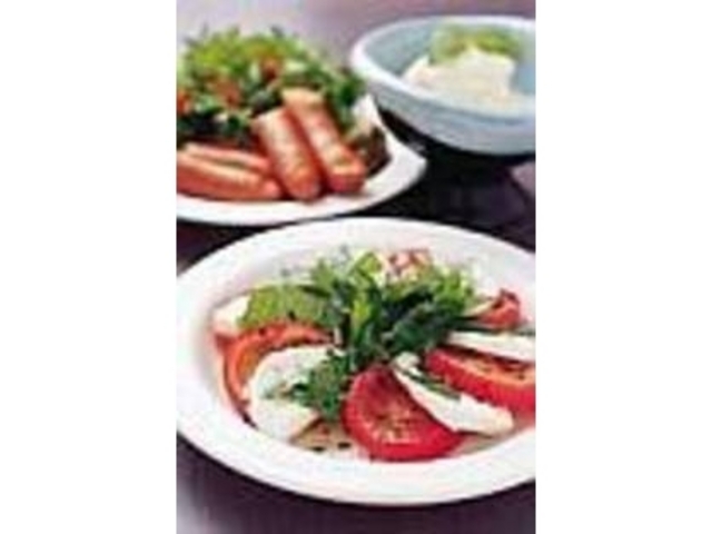 お通しの数々。『トマトとチーズのサラダ』_カラオケスナック スケッチブック
