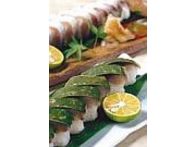 『サバ寿司』(手前)1本1575円_食事処なかの