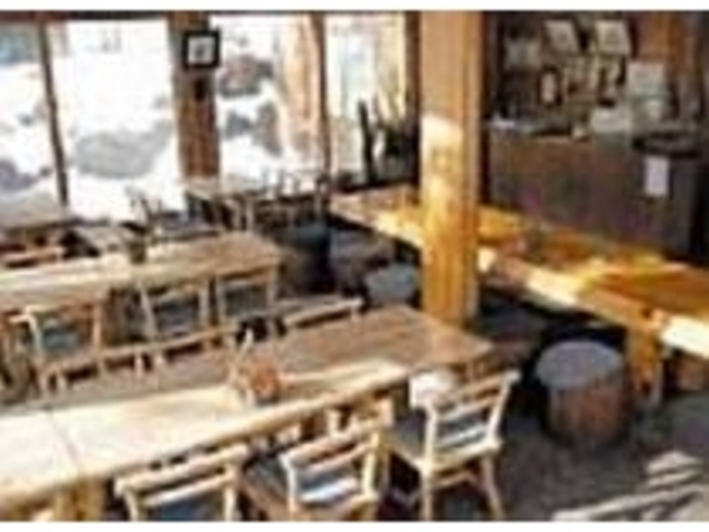 店内には木の香りと温もりがあふれている_郷土料理ひだみ