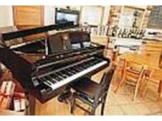 木曜の夜に行われるピアノの生演奏も人気_ブリナータ