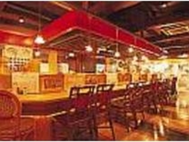 活気ある店内のBGMにはジャズが流れる_居酒屋 左五平