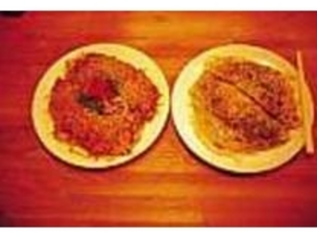 酸味のあるやきもち焼き(右)は女性に人気_本格広島風お好み焼き 珠芽
