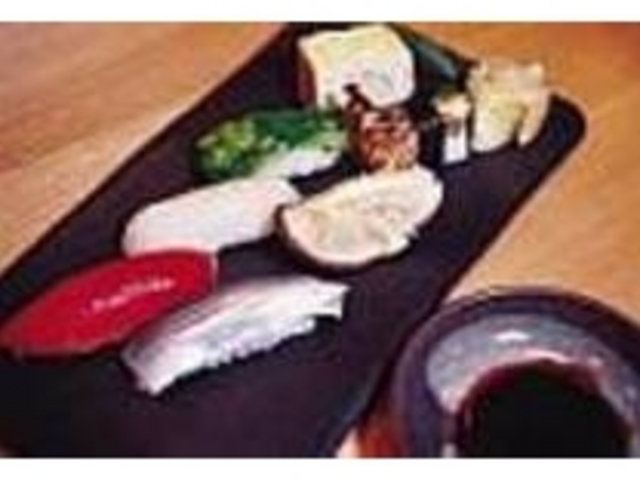ヘルシーなキノコ、山菜の鮨は女性に人気_肴魚菜 鮨 ます多