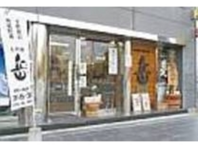 その種類の豊富さに観光客も数多く訪れる_酒岳堂