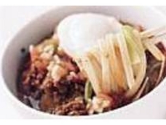 タコス風の具をトッピング!『ピカうどん』_トミ田ヤ