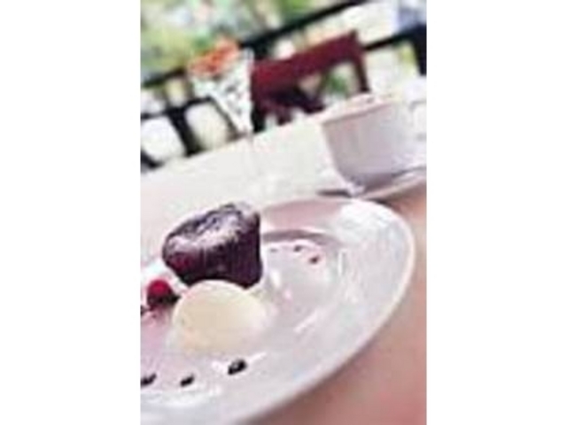 温かいガトーショコラとモカチーノ_Raffles Cafe