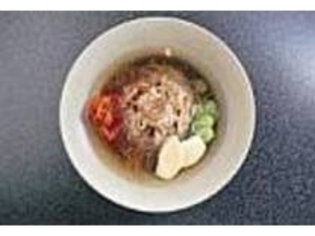 麺にそば粉が練りこんである『辛味鳥冷麺』_パウワウ