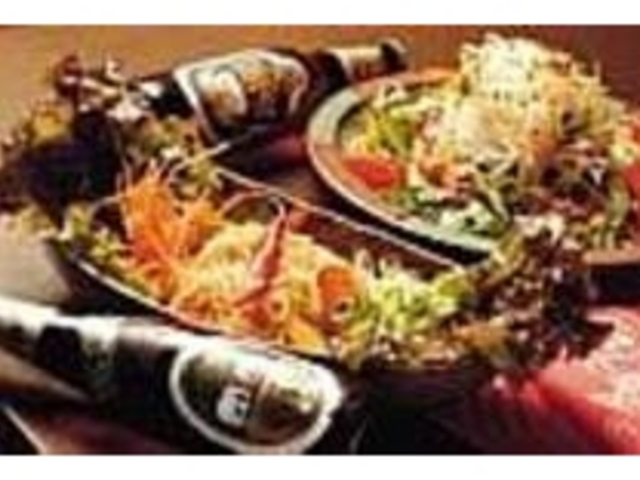 アジア麺(手前)とポリゴンサラダ_ポリゴン台風