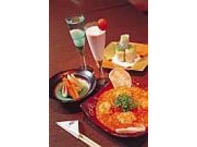手前は人気の師匠直伝『海老チリソース煮』_すすり家のもてなし 蘂