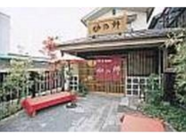 臙脂(えんじ)色の暖簾と大きな看板が目印_手作り豆腐料理 水の郷