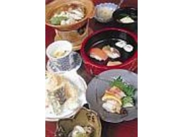 『なにわ昼懐石』は小鉢、天ぷらなどの7品_寿司割烹 なにわ