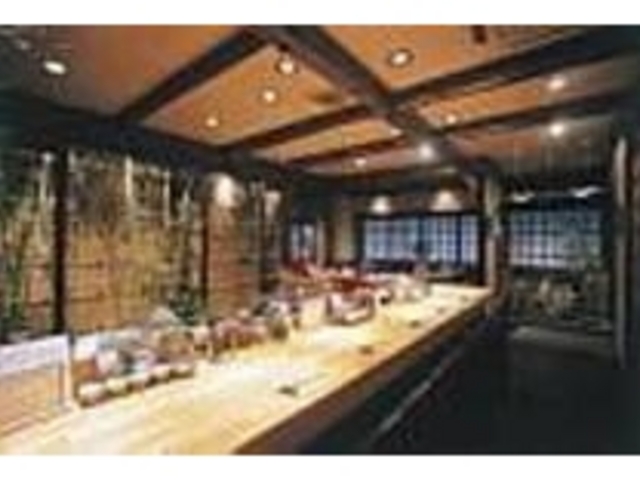 照明をおさえたシックな雰囲気の店内_鳥善 大名店