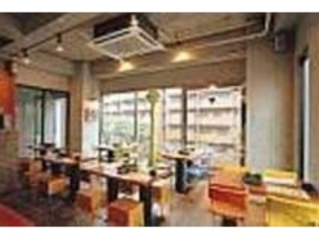大きな窓が開放的なナチュラルで明るい店内_かりん塔