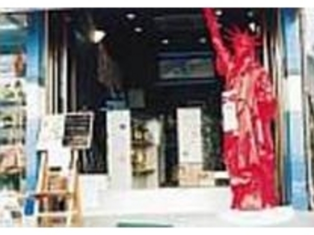 2mを越す真っ赤な自由の女神が目印!_アレックスバー4U